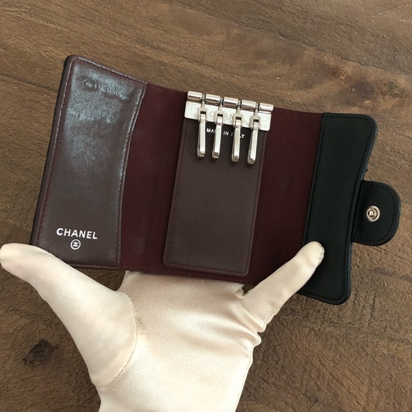 ❌SOLD❌ Chanel Black Lambskin 4 Ring Key holder - Picture 2 of 9